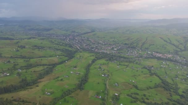 Hermoso paisaje de un valle de montaña. Vista aérea — Vídeos de Stock