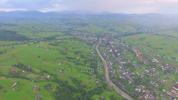 El pueblo cerca del río en el valle. imágenes aéreas — Vídeos de Stock