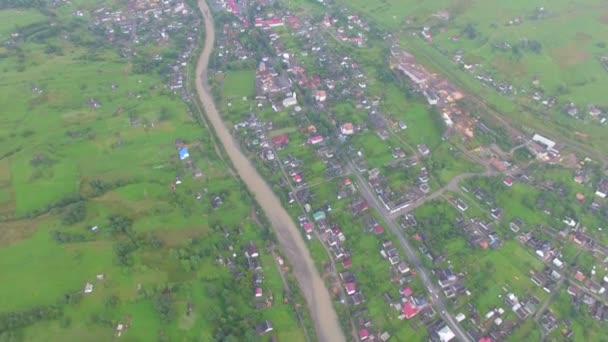 Un pequeño río cerca del pueblo. imágenes aéreas — Vídeos de Stock