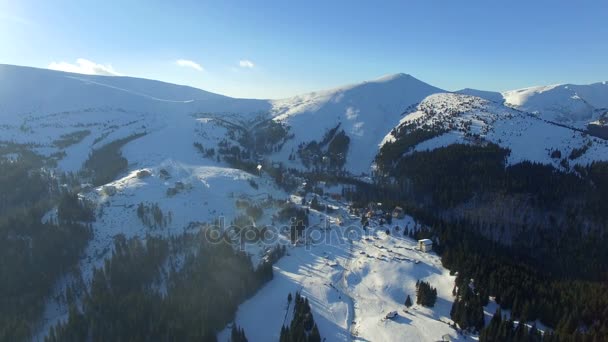 Sobrevolando montañas en un día soleado brillante — Vídeos de Stock