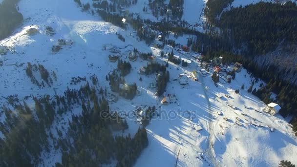 Survolant le village en hiver par une journée ensoleillée — Video