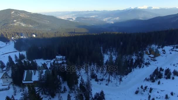 Полет над горами зимой — стоковое видео