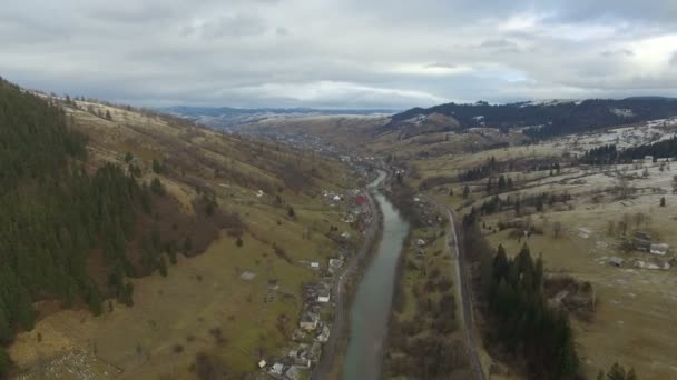 Flygande Över Byn Bergen — Stockvideo