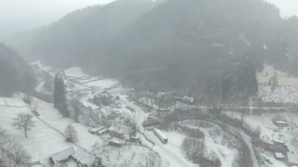 冬の村を飛行 雪の嵐 — ストック動画