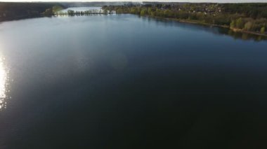 Göl günbatımı at üzerinde güzel uçuş