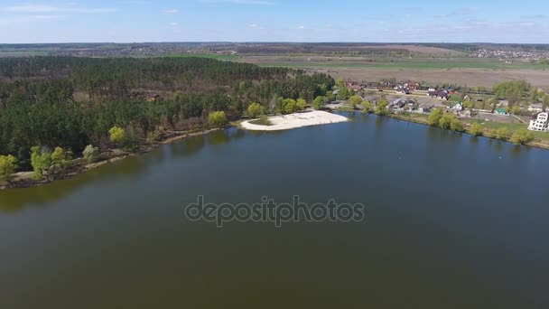 Flygfoto över en vacker sjö — Stockvideo