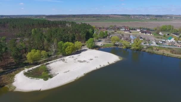 Sandstrand in Seenähe. Luftbild — Stockvideo