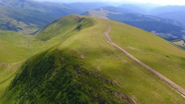 Sobrevolando Increíbles Montañas — Vídeos de Stock