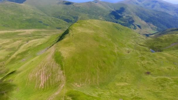 Sobrevolando Montañas Increíbles Día Verano — Vídeos de Stock