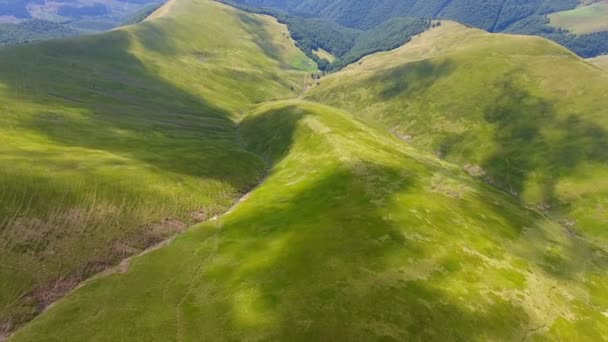 Vuelo Sobre Unas Verdes Montañas Cubiertas Hierba — Vídeos de Stock