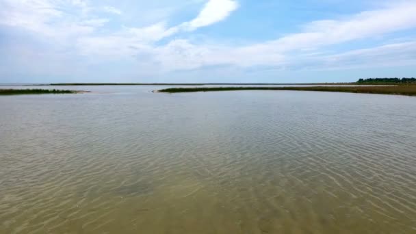 Een Indrukwekkend Vogelperspectief Zwarte Zee Kust Met Dun Zand Bedekt — Stockvideo
