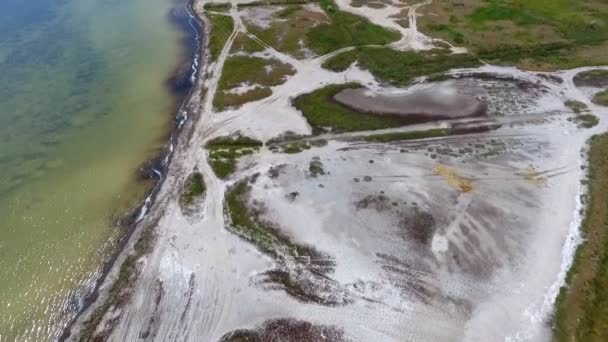 Vue imprenable sur la plate-forme de la mer Noire avec des étangs énigmatiques et des parcelles de mauvaises herbes et de terres humides par une journée ensoleillée en été. Le paysage est nuageux et sombre 