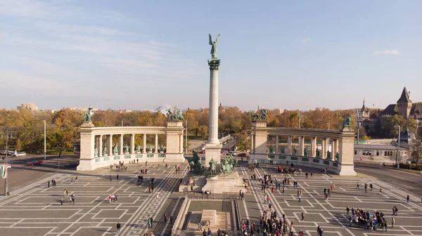 匈牙利布达佩斯 无人驾驶飞机从英雄广场和布达佩斯天际线上方对天使雕塑的空中射击 — 图库照片