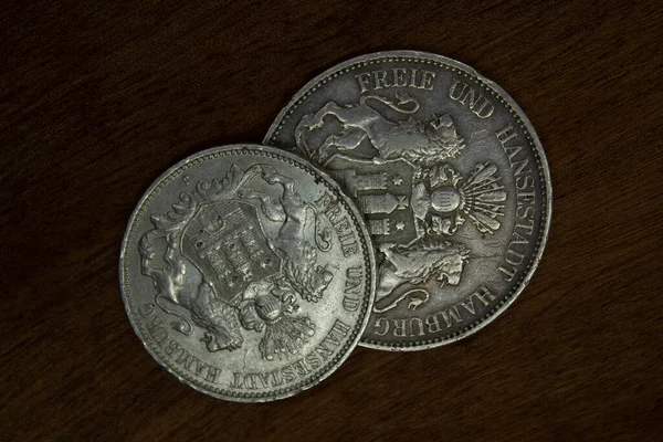 德国汉堡帝国银币3枚3马克1910 5枚5马克1899狮子支持盾牌与要塞 骑士头盔与顶部 皇鹰与盾牌在胸前 冠与带子上方 — 图库照片