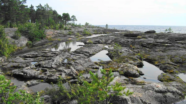 Costa rochosa do lago Ladoga — Fotografia de Stock