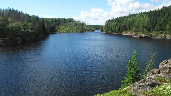 Côte rocheuse du lac Ladoga — Photo