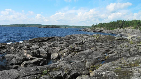 Kayalık sahilleri, Ladoga Gölü — Stok fotoğraf