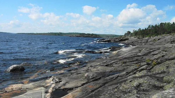 Costa rocosa del lago Ladoga — Foto de Stock