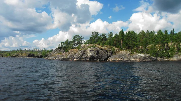 Rotsachtige kust van het Ladogameer — Stockfoto