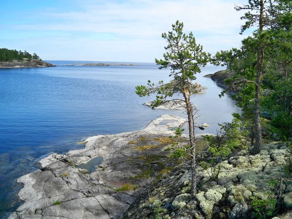 Costa rocciosa del lago Ladoga — Foto Stock