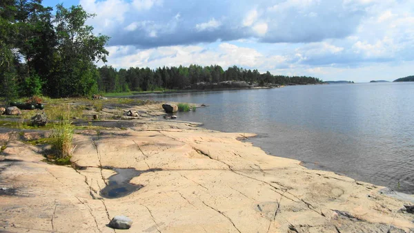 Costa rocciosa del lago Ladoga — Foto Stock