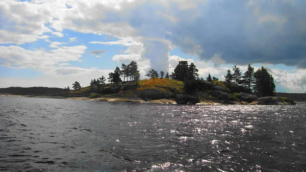 Costa rocosa del lago Ladoga —  Fotos de Stock