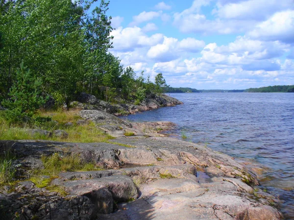 Costa rochosa do lago Ladoga — Fotografia de Stock