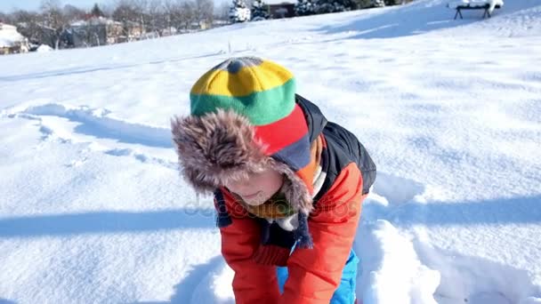 Kind jongen slee op sneeuw — Stockvideo