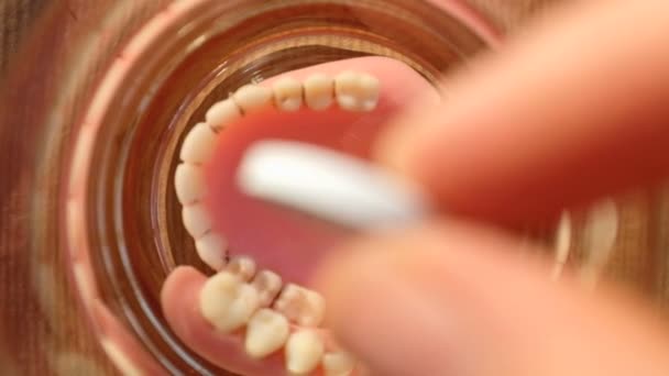 Mordazas de prótesis dental Limpieza de dientes — Vídeo de stock