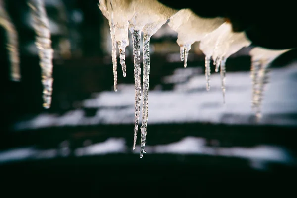 Ghiaccioli Invernali Sotto Tetto Casa Sfondo Stagionale — Foto Stock