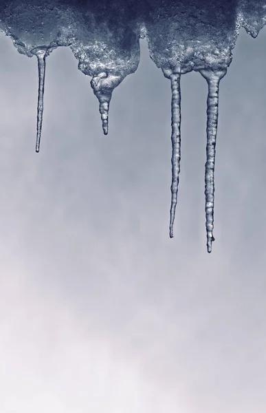 Ciclos de inverno sob telhado da casa — Fotografia de Stock