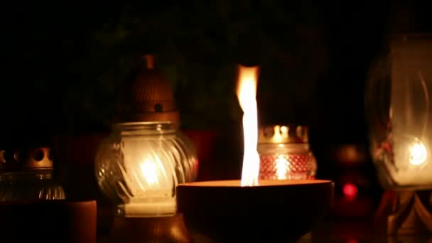 Velas Queimando Cemitério Durante Dia Todos Santos Close — Vídeo de Stock