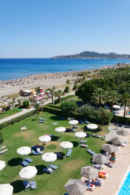 Yunanistan 'ın Rodos Adası' ndaki Faliraki turistik tatil beldesi. Kumsal deniz manzarası yukarıdan.