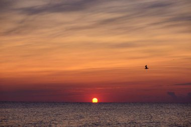 denizde gün batımı