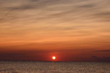denizde gün batımı