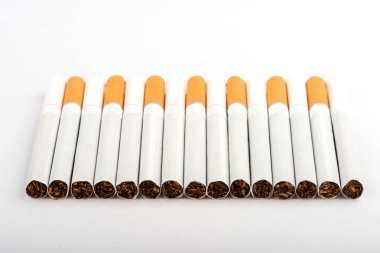 Sigara, Sigara beyaz arka plan, paket sigara, bir sigara yakın çekim