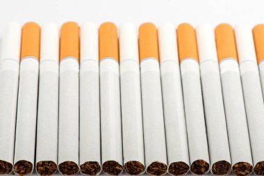 Sigara, Sigara beyaz arka plan, paket sigara, bir sigara yakın çekim