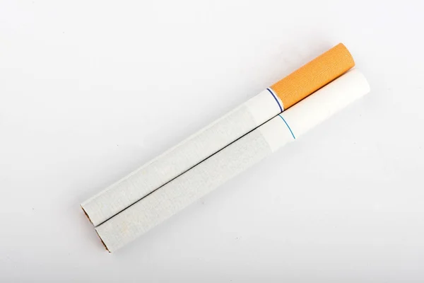 Sigaret, sigaret op witte achtergrond, een pakje sigaretten, een close-up van een sigaret — Stockfoto