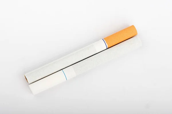 タバコ、タバコを白い背景、タバコのパック、タバコのクローズ アップ — ストック写真