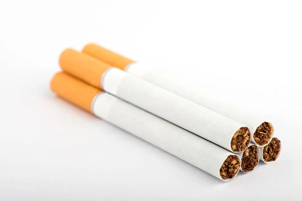 香烟，香烟在白色的背景，包香烟，香烟特写 — 图库照片