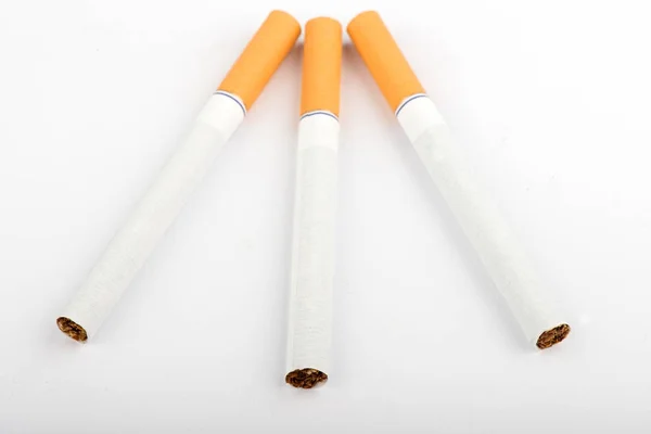 Sigaretta, sigaretta su sfondo bianco, pacchetto di sigarette, primo piano di una sigaretta — Foto Stock
