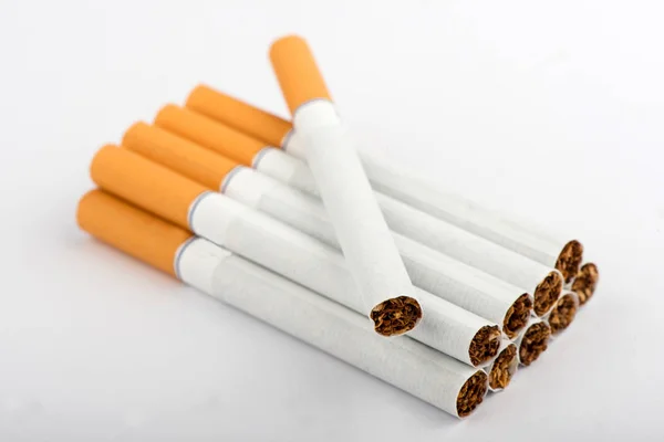 Cigarro, cigarro sobre fundo branco, maço de cigarros, close-up de um cigarro — Fotografia de Stock
