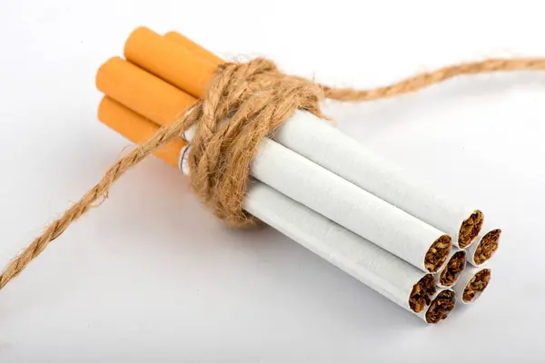 タバコ、タバコを白い背景、タバコのパック、タバコのクローズ アップ — ストック写真