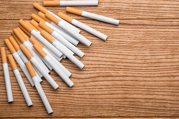 Sigaretta Sigaretta Uno Sfondo Legno Sigarette Tavolo Primo Piano Una — Foto Stock