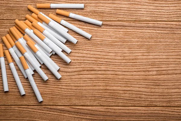 香烟的木制背景 在桌子上的香烟 近距离的香烟 — 图库照片