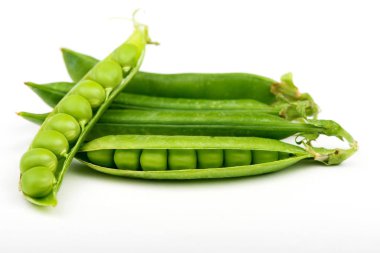 Beyaz arkaplanda yeşil bezelyeler