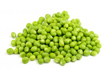 Beyaz arkaplanda yeşil bezelyeler