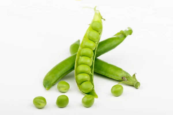 Groene Erwten Een Witte Achtergrond — Stockfoto