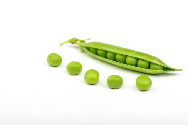 Grüne Erbsen Auf Weißem Hintergrund — Stockfoto