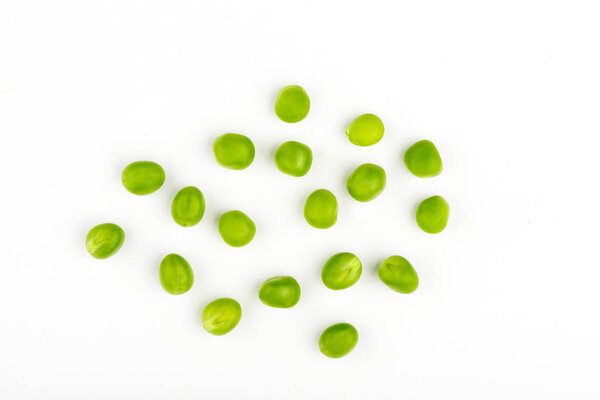 зеленый горох на белом фоне